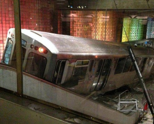 commuter train crashes through barrier in chicago ohare airport min